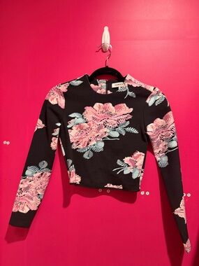 Elizabeth and James Black Floral Long-Sleeve Crop Top